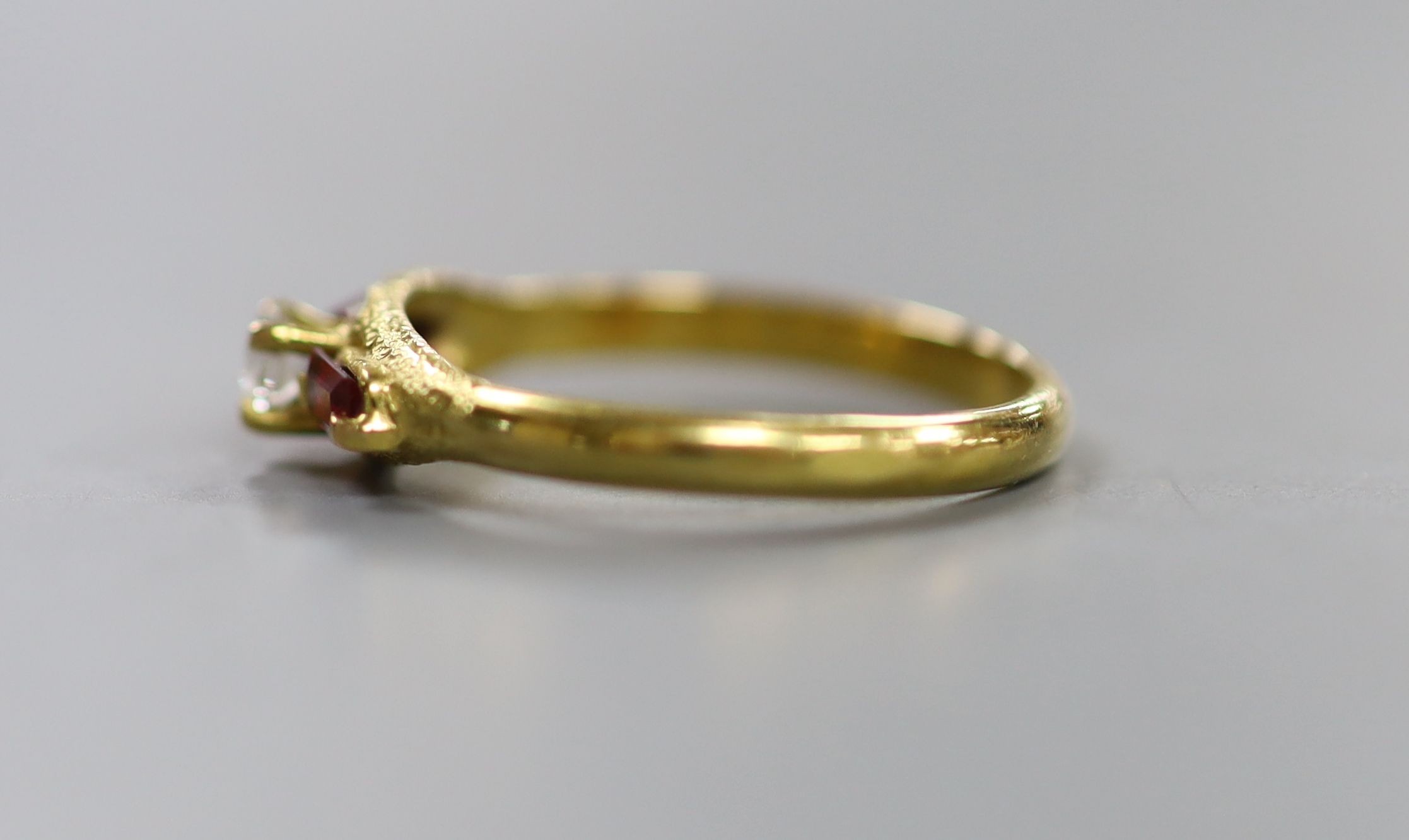 An 18ct and paste mounted three stone ring, gross 2.6 grams.